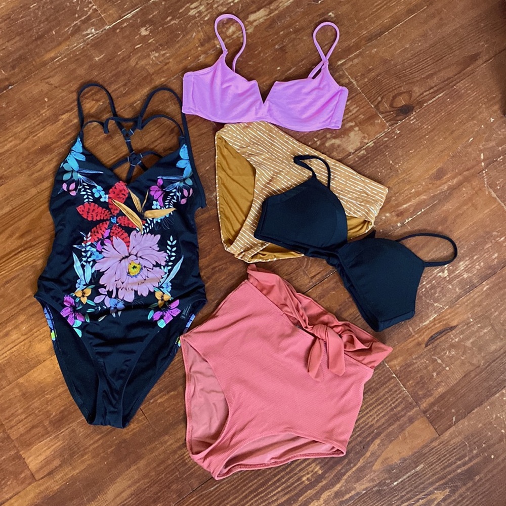 Lot of 5 SWIM - 2 bikini tops//2 bikini bottoms//one piece